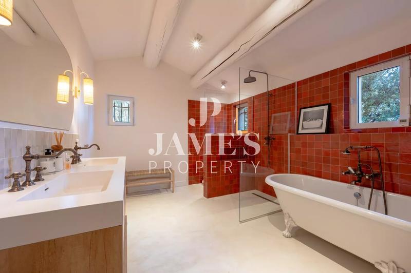 Maison - 258 m² - 9 pièces