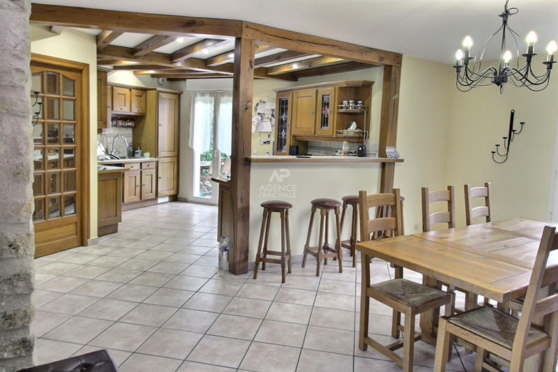 Maison - 180 m² - 8 pièces