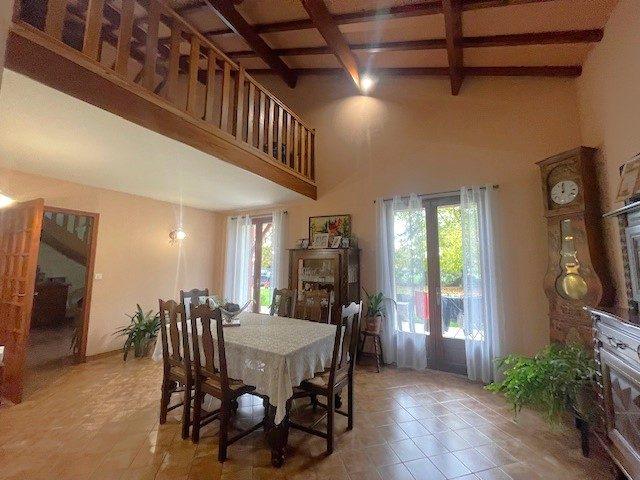 Maison - 192 m² - 10 pièces