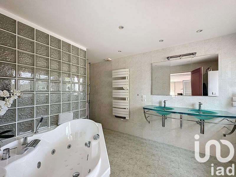 Maison - 232 m² - 7 pièces