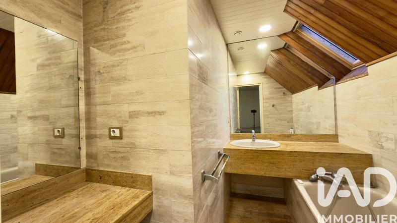 Maison - 235 m² - 7 pièces