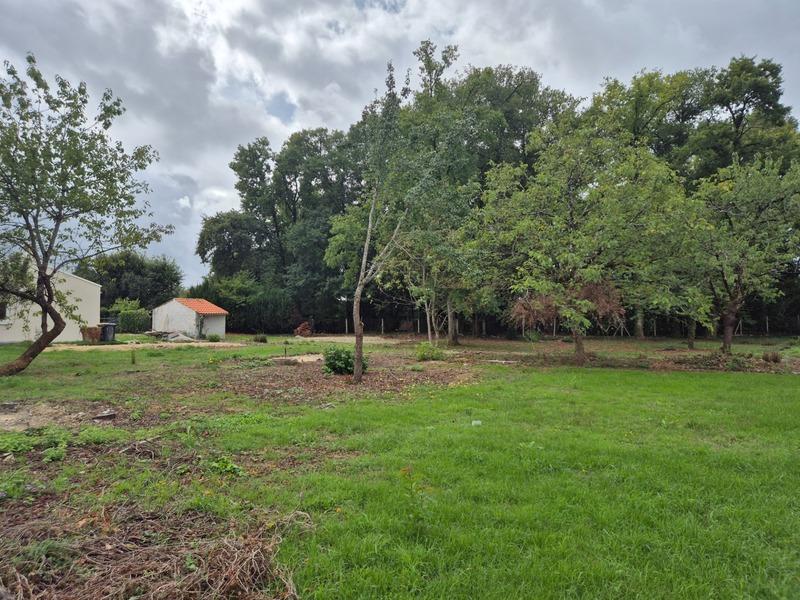 Terrain constructible - 1 600 m²