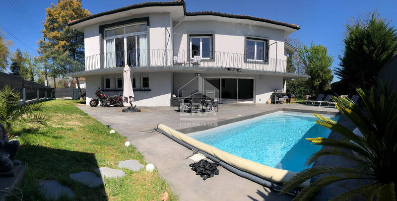 Maison - 222 m² - 10 pièces