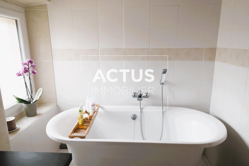 Maison - 255 m² - 8 pièces