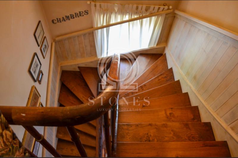 Maison - 240 m² - 12 pièces