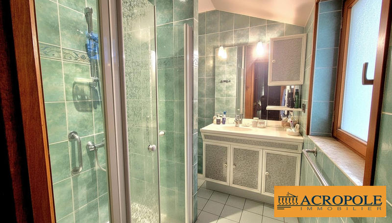 Maison - 240 m² - 9 pièces