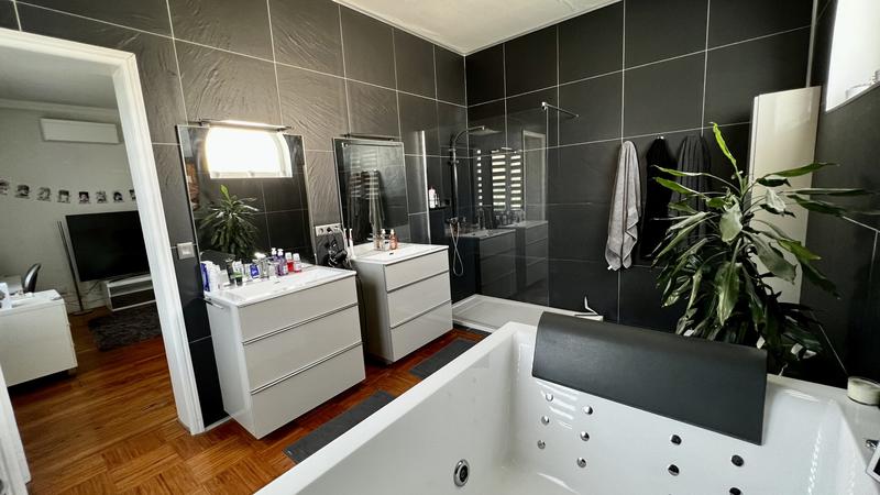 Maison - 300 m² - 8 pièces