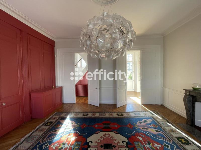 Maison - 392 m² - 10 pièces