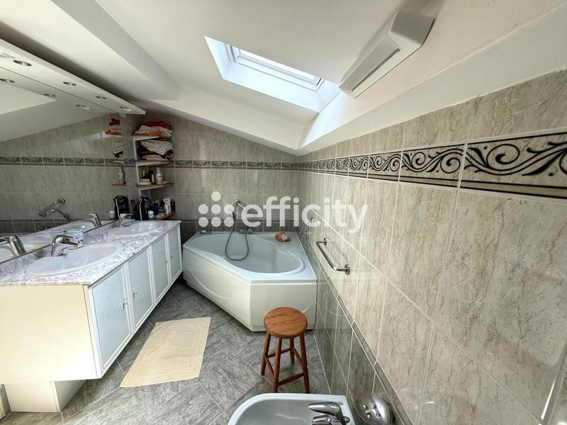 Maison - 325 m² - 13 pièces