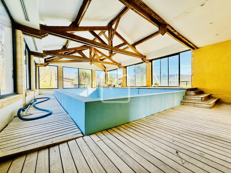 Propriété - 2 135 m² - 52 pièces