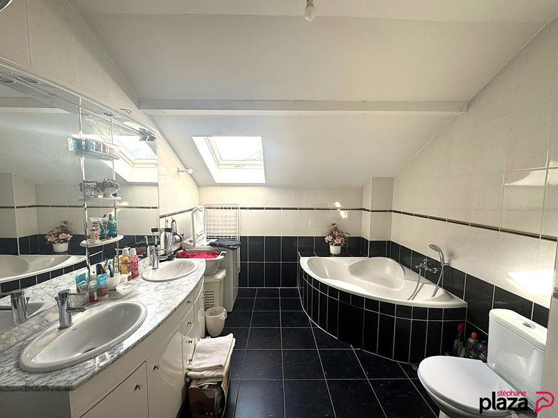 Maison - 226 m² - 7 pièces