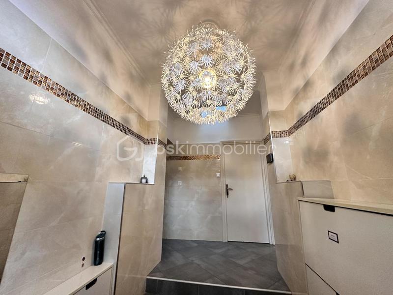 Maison - 185 m² - 9 pièces