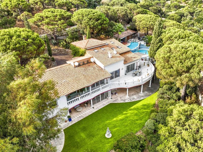 Villa - 439 m² - 8 pièces