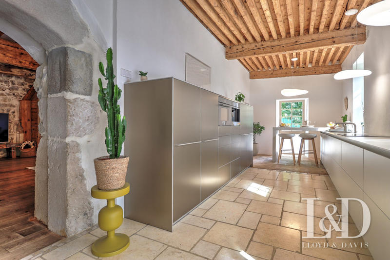 Maison - 360 m² - 10 pièces