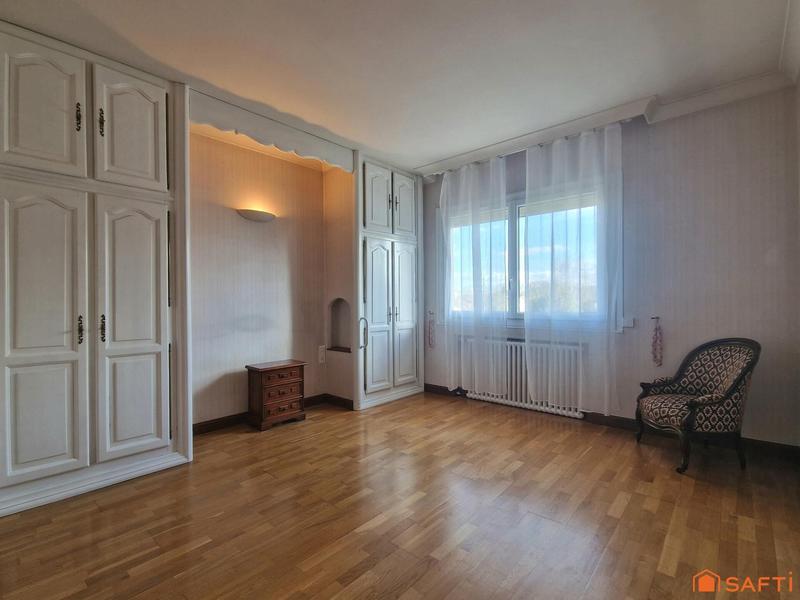 Maison - 223 m² - 7 pièces