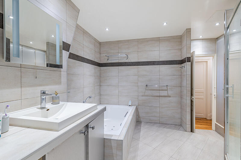 Appartement - 195 m² - 6 pièces