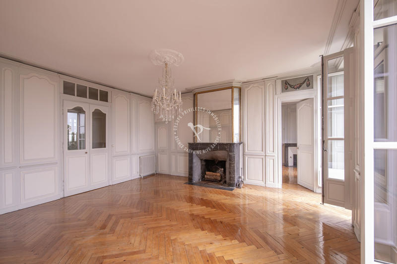 Appartement - 239 m² - 8 pièces