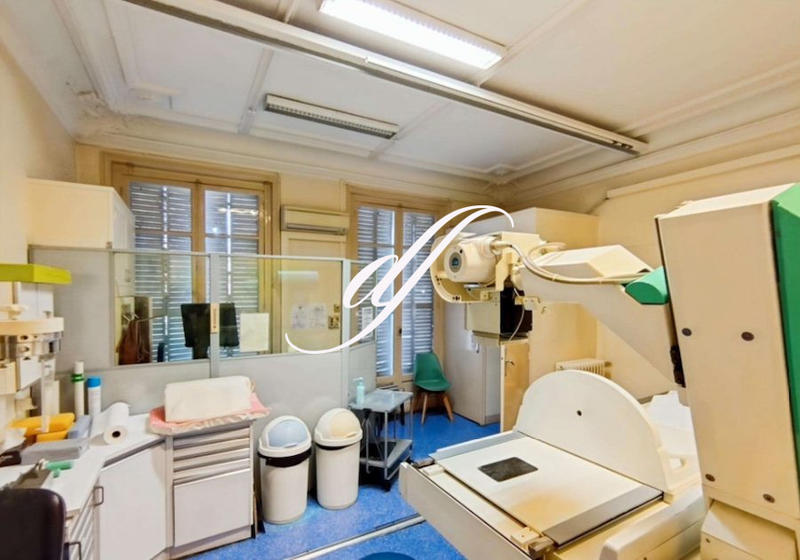 Local commercial - 178 m² - 9 pièces