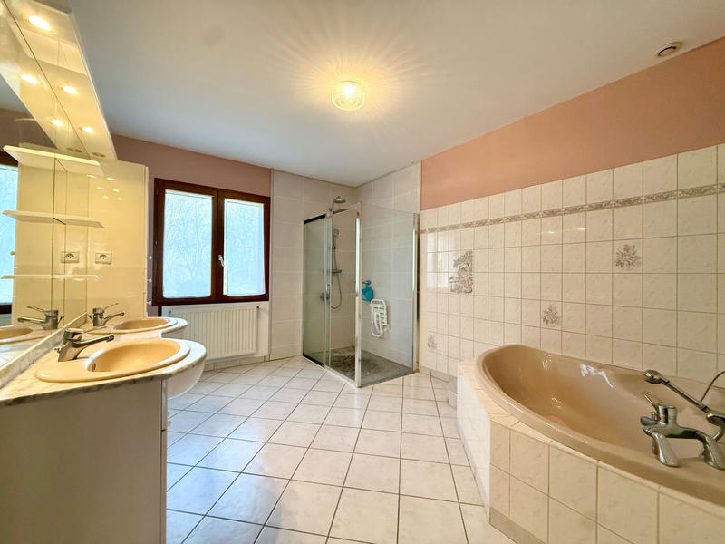 Maison - 218 m² - 7 pièces