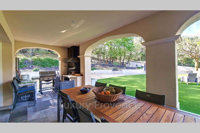 Propriété - 360 m² - 10 pièces