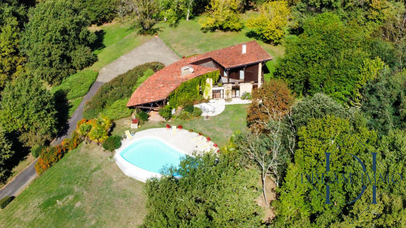 Maison - 210 m² - 8 pièces