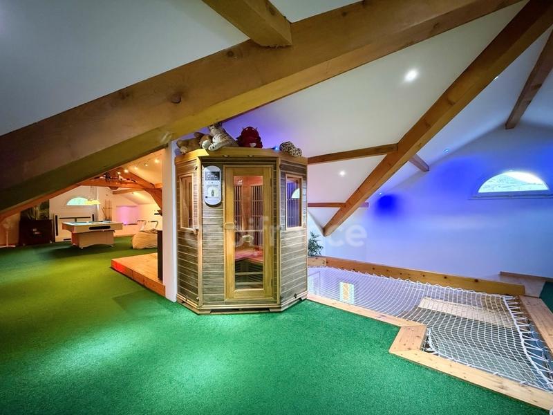 Maison - 211 m² - 9 pièces