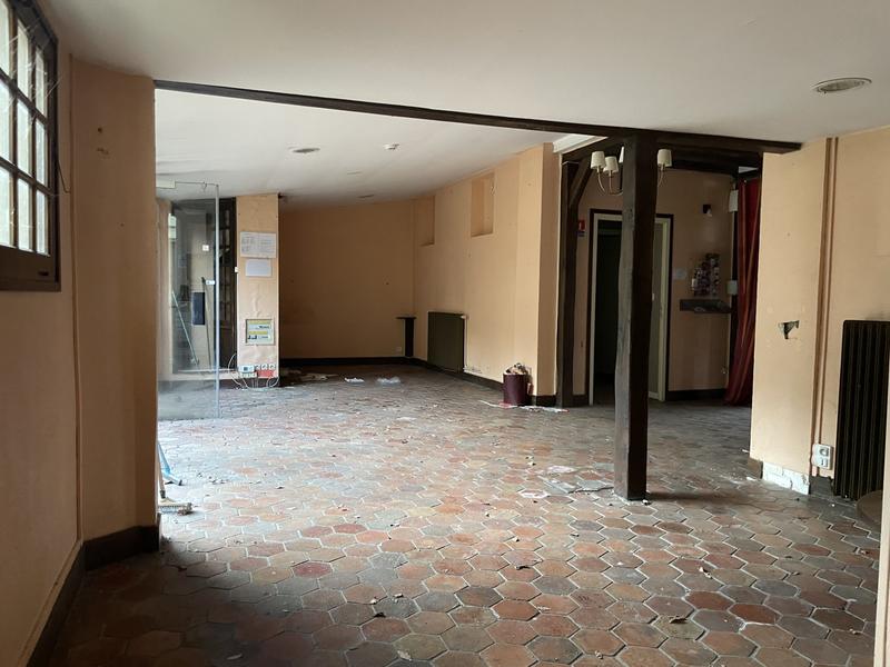 Maison - 750 m² - 18 pièces