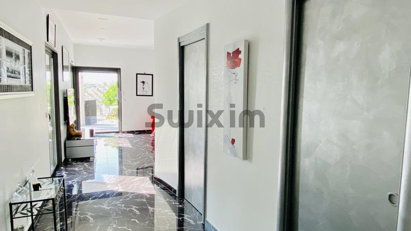 Villa - 377 m² - 8 pièces