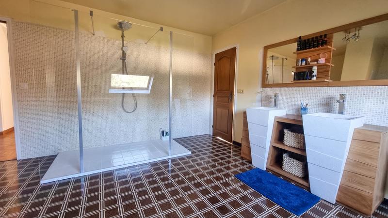 Maison - 240 m² - 8 pièces