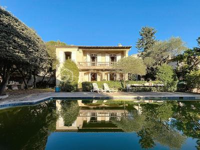 Maison - 280 m² - 10 pièces