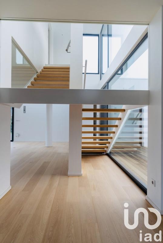 Maison - 240 m² - 8 pièces