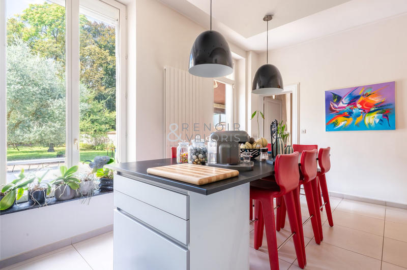 Maison - 302 m² - 10 pièces