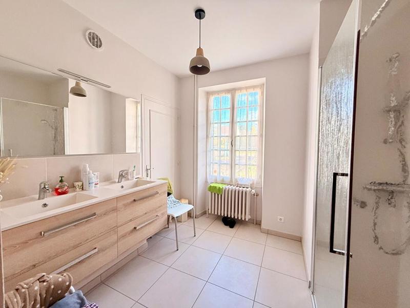 Maison - 270 m² - 12 pièces