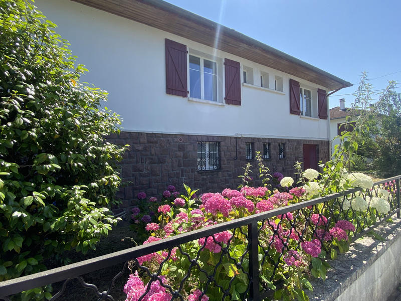 Maison - 216 m² - 9 pièces