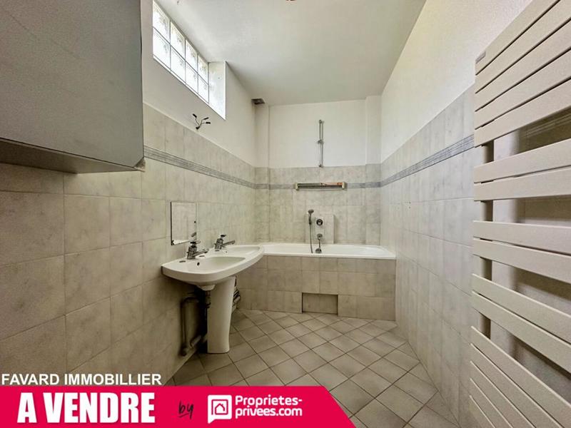 Maison - 238 m² - 9 pièces