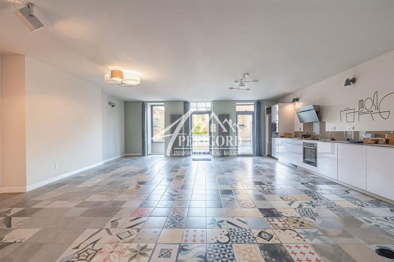 Maison - 288 m² - 8 pièces