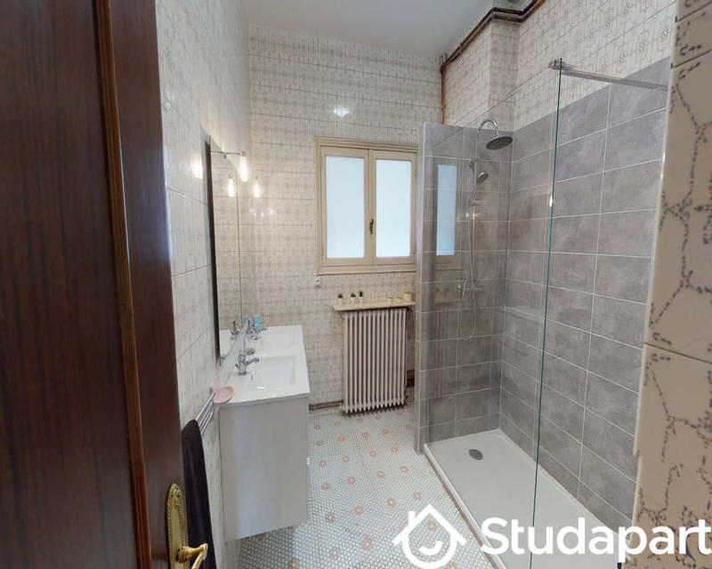 Chambre - 77 m² - 1 pièce