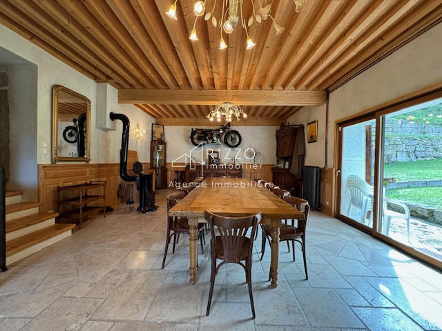 Maison - 268 m² - 13 pièces