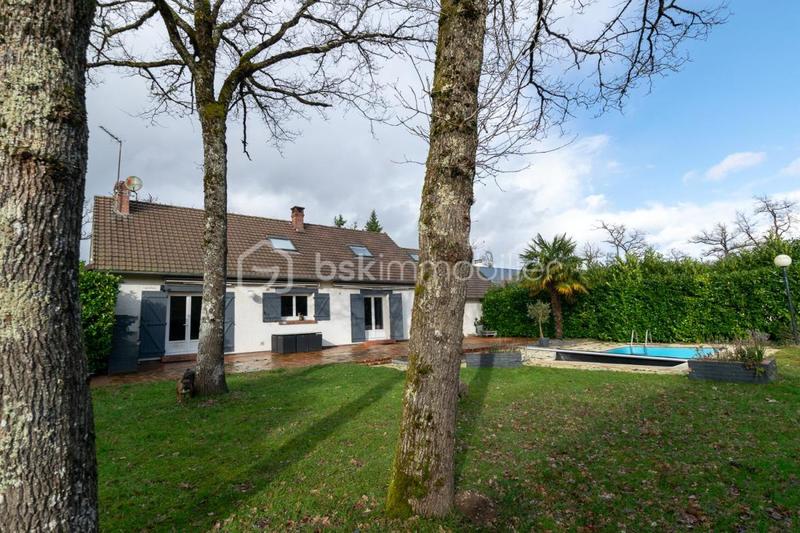 Maison traditionnelle - 167 m² - 7 pièces