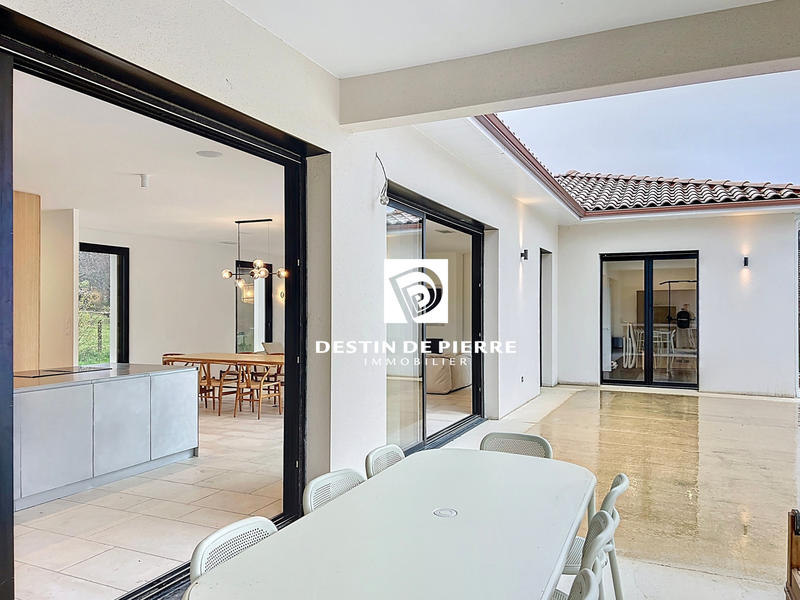 Maison - 219 m² - 6 pièces