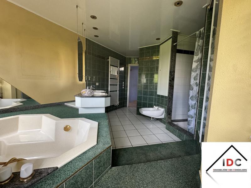 Maison - 418 m² - 10 pièces