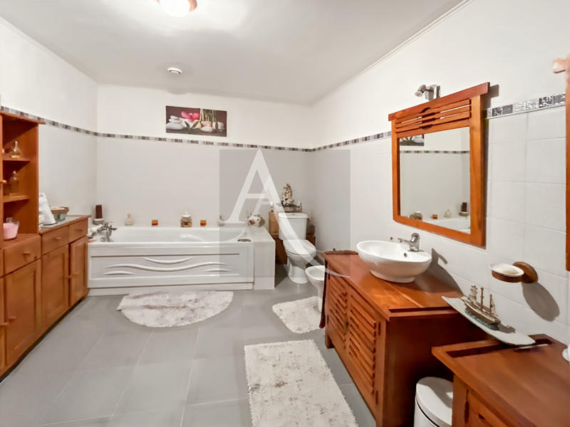 Maison - 170 m² - 8 pièces