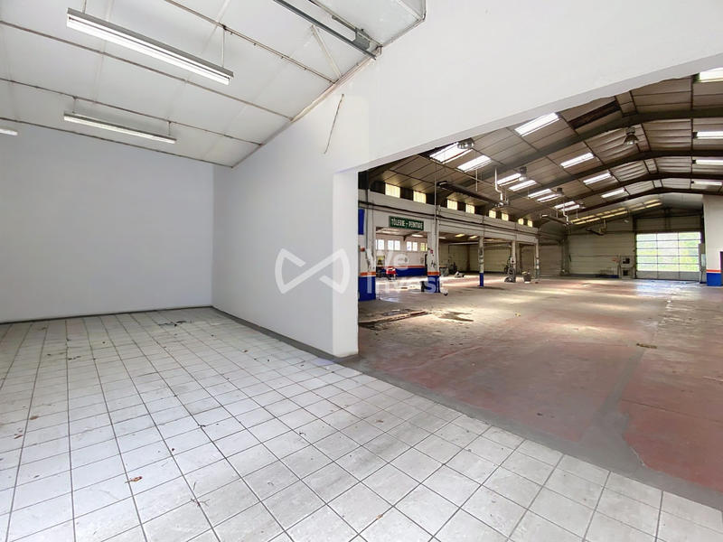Local commercial - 1 900 m²