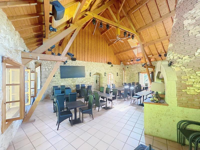 Local commercial - 245 m² - 10 pièces