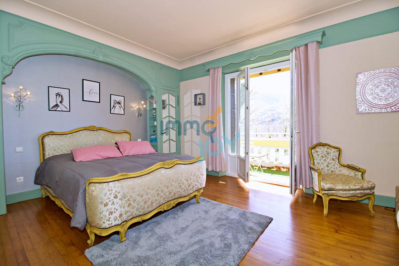 Maison - 310 m² - 11 pièces