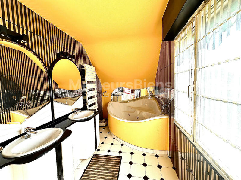 Maison - 275 m² - 9 pièces