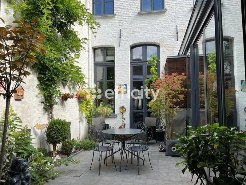 Maison - 212 m² - 9 pièces