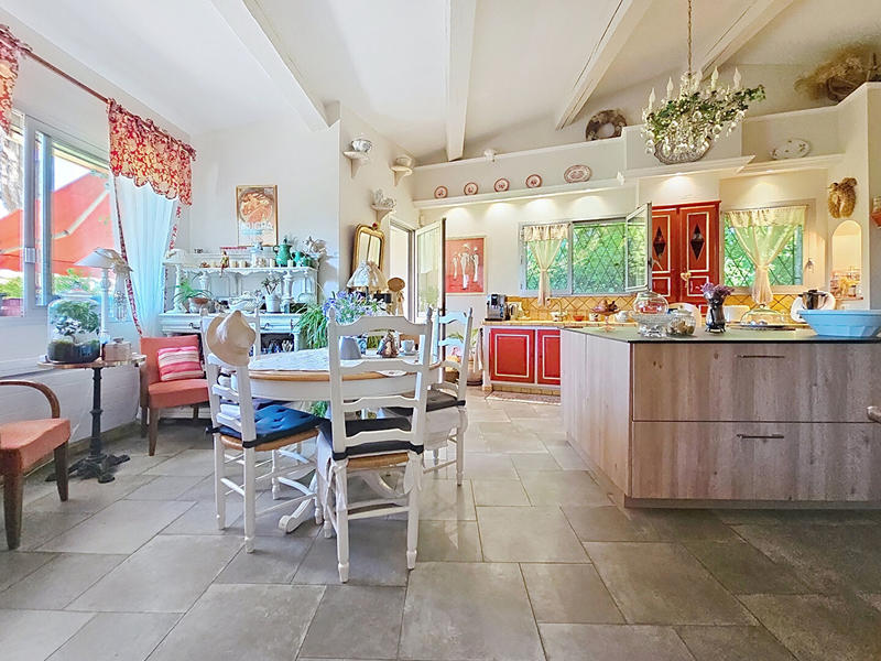 Maison - 256 m² - 6 pièces