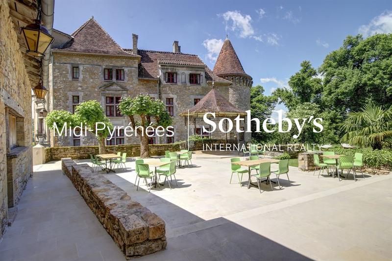 Château - 1 200 m² - 35 pièces