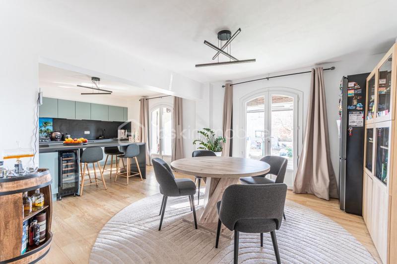 Maison - 210 m² - 8 pièces